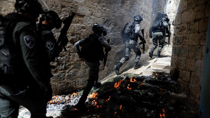 Polisi Israel berpatroli di kawasan Yerusalem. Patroli dilakukan usai bentrokan antara polisi Israel dan demonstran Palestina terjadi di Kompleks Masjid Al-Aqsa