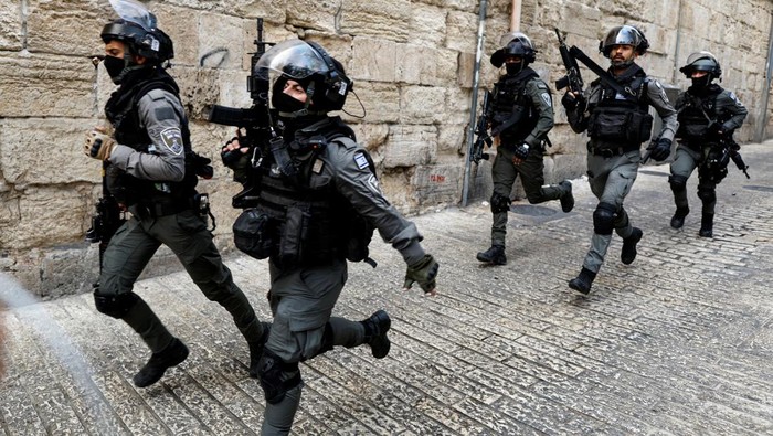 Polisi Israel berpatroli di kawasan Yerusalem. Patroli dilakukan usai bentrokan antara polisi Israel dan demonstran Palestina terjadi di Kompleks Masjid Al-Aqsa