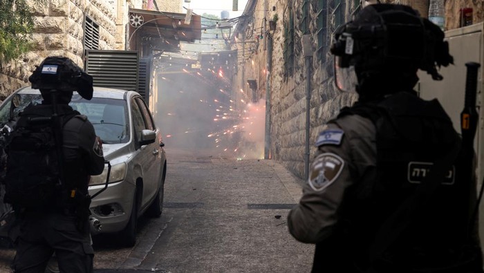 Polisi Israel berpatroli di kawasan Yerusalem. Patroli dilakukan usai bentrokan antara polisi Israel dan demonstran Palestina terjadi di Kompleks Masjid Al-Aqsa