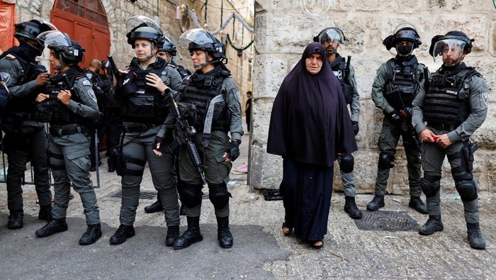 Polisi Israel Patroli di Yerusalem Usai Bentrokan di Masjid Al-Aqsa Polisi Israel berpatroli di kawasan Yerusalem. Patroli dilakukan usai bentrokan antara polisi Israel dan demonstran Palestina terjadi di Kompleks Masjid Al-Aqsa