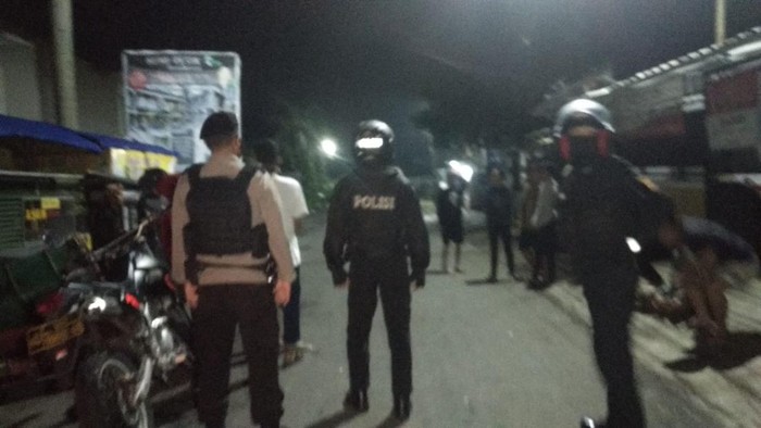 Polisi saat membubarkan pemuda mabuk di Tasikmalaya.