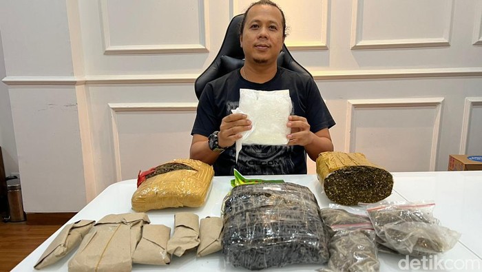 Polres Tangerang Selatan mengagalkan penyelundupan 2 kilogram sabu dari Deli Serdang, Sumatera Utara. (Foto: Khairul/detikcom)