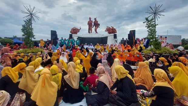 Ratusan warga mengaji di trotoar Pekanbaru