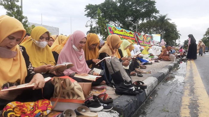 Ratusan warga mengaji di trotoar Pekanbaru