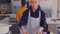 Pernah diundang oleh media Bon Appetit, Rich Brian diminta untuk menyajikan hidangan ayam panggang yang lezat. Foto: Instagram @brianimanuel