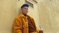 Rapper berusia 22 tahun ini pernah berpose sambil menikmati es kopi. Foto tampannya ini ia unggah ke akun Instagram @brianimanuel. Foto: Instagram @brianimanuel