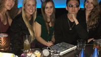 Ini pose keren Rich Brian bersama empat teman wanitanya. Mereka sedang menikmati makan malam dan minum-minum. Foto: Instagram @brianimanuel