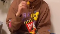 Rich Brian menyukai camilan. Ia tampak berfoto dengan keripik jagung favoritnya sambil berjoget. Foto: Instagram @brianimanuel