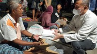 Dengan membagikan 1000 nasi kotak untuk santap warga sahur bagi tukang ojek online, pedagang asongan dan para sopir. Ketua Umum IMDI Michael Wattimena, Sekjend IMDI yang juga Ketua DPD Partai Demokrat Provinsi Aceh Muslim turun langsung menemui warga.