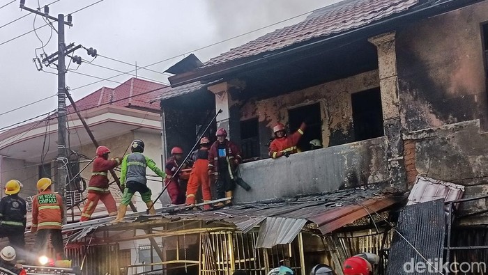 Satu keluarga di Samarinda, Kaltim tewas dalam insiden kebakaran usai rumahnya ditabrak mobil.