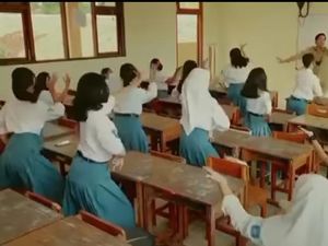 Nadiem Puji Guru Viral di Surabaya Ajak Murid Tari Tradisional di Kelas