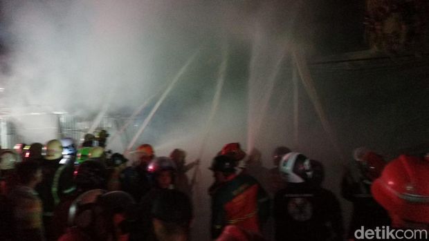 Sebuah mobil strada menabrak rumah warga terbakar hebat  di Jalan AW Syahrani, Samarinda (detikcom/M Budi Kurniawan)