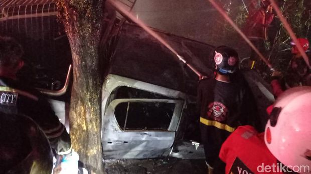 Sebuah mobil strada menabrak rumah warga terbakar hebat  di Jalan AW Syahrani, Samarinda (detikcom/M Budi Kurniawan)