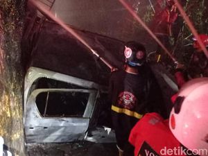 Mobil Tabrak Rumah Picu Kebakaran di Samarinda, Satu Keluarga Tewas