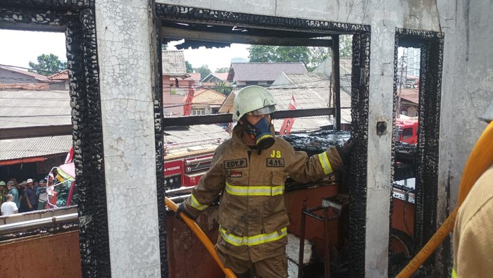 Sebuah rumah tinggal yang berlokasi di Jl Kramat, Kebayoran Lama, Jakarta Selatan, hangus terbakar.