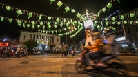 Pengendara melintas di bawah hiasan lampion ketupat di Pasar Gede, Solo, Jawa Tengah, Minggu (17/4/2022).