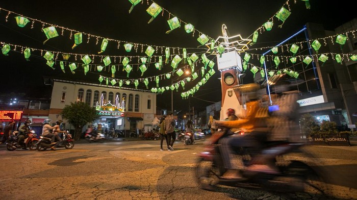 Lampion berbentuk ketupat menghiasi kawasan Pasar Gede, Solo. Kehadiran lampion tersebut untuk memeriahkan bulan Ramadan di kawasan itu.