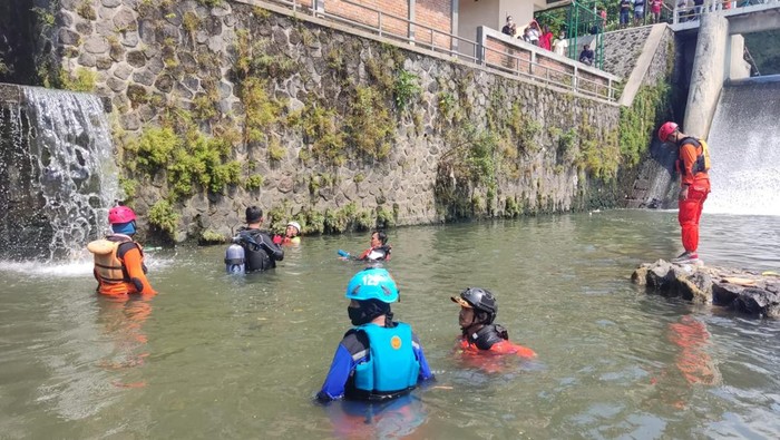 Seorang bocah hilang diduga tenggelam di Dam Lepen Kali Gajahwong, Mrican, Umbulharjo, Jogja, Minggu (17/4/2022).