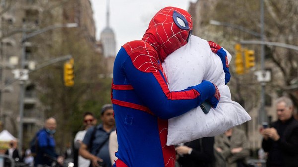 Menariknya, ada pula warga yang mengenakan kostum super hero Spiderman saat ikut serta dalam perang bantal tersebut.