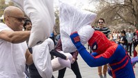 Warga berdatangan ke Washington Square Park, Manhattan, New York, AS, untuk ikut serta memeriahkan Hari Perang Bantal Internasional. 