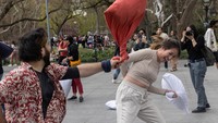 Kegiatan tersebut disambut antusias oleh masyarakat. Perang bantal itu pun menjadi kegiatan yang menarik perhatian warga sekitar yang tengah beraktivitas di kawasan Washington Square Park, Manhattan, New York, AS.
