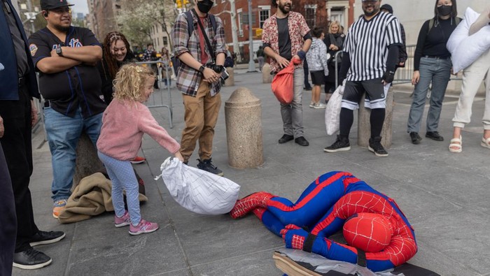 Seru Banget! Ada Perang Bantal di Amerika Serikat Pemandangan unik terlihat di Washington Square Park, Manhattan, New York, AS. Warga berdatangan ke sana sembari membawa bantal untuk berperang. Ini fotonya.