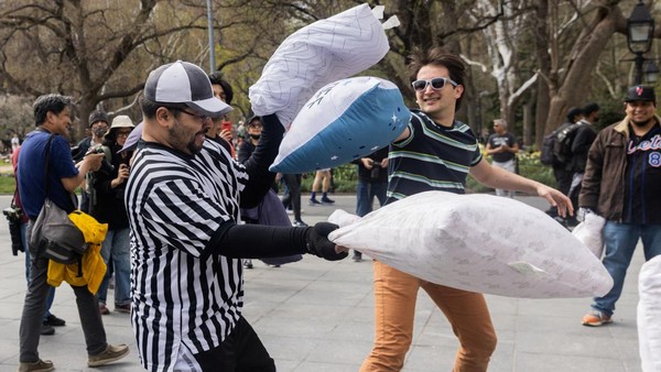 Dua orang warga saling melemparkan bantal saat ikut serta memeriahkan Hari Perang Bantal Internasional di Washington Square Park, Manhattan, New York, Amerika Serikat, Sabtu (16/4/2022) waktu setempat.