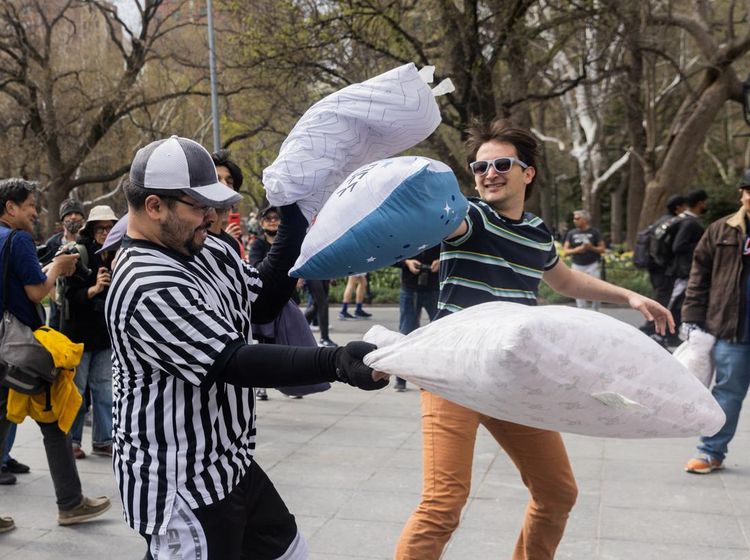 Seru Banget! Ada Perang Bantal di Amerika Serikat