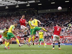 Gol kedua yang ditunggu-tunggu MU akhirnya terlahir di menit ke-32. Telles melakukan tendangan penjuru, bola disambut Ronaldo dengan tandukan ke sudut bawah gawang Norwich. MU kini unggul 2-0.