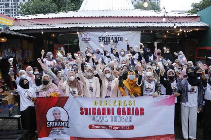 Sejumlah perempuan milenial yang tergabung dalam Srikandi Ganjar Jawa Tengah (Jateng) mendeklarasikan dukungannya terhadap Gubernur Jateng Ganjar Pranowo menjadi presiden 2024.