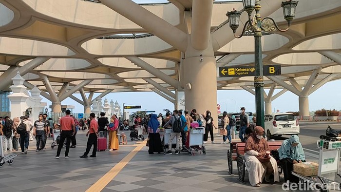 Suasana bandara YIA, Kulon Progo, Minggu (17/4/2022).