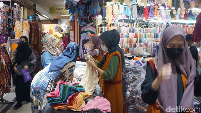 Suasana di Pasar Baru Bandung.