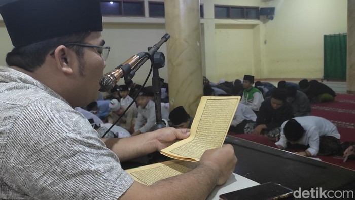 Suasana pengajian santri di Ponpes Daruttaubah yang berada di kawasan Saritem, Kota Bandung.