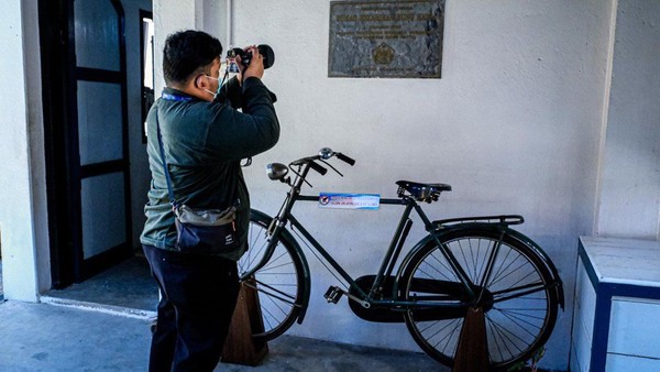 Wisatawan bisa menemukan koleksi berupa sepeda ontel tua dan dokar tua yang pernah digunakan Bung Hatta pada masa muda.(dok. Kemenparekraf) Wisatawan bisa menemukan koleksi berupa sepeda ontel tua dan dokar tua yang pernah digunakan Bung Hatta pada masa muda.(dok. Kemenparekraf)