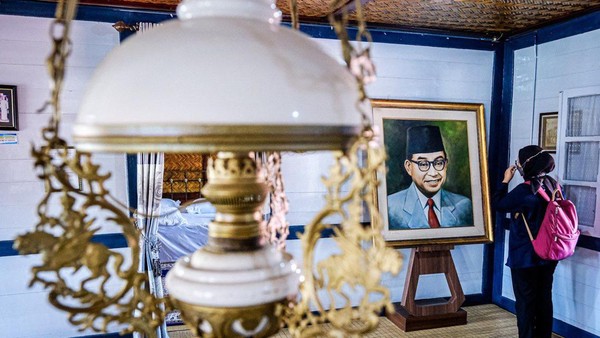 Fisik asli rumah asli rumah Bung Hatta sudah runtuh di tahun 1960-an. Namun atas gagasan Ketua Yayasan Pendidikan Bung Hatta, rumah ini dibangun ulang sebagai upaya mengenang dan memperoleh gambaran masa kecil sang proklamator. (dok. Kemenparekraf) Fisik asli rumah asli rumah Bung Hatta sudah runtuh di tahun 1960-an. Namun atas gagasan Ketua Yayasan Pendidikan Bung Hatta, rumah ini dibangun ulang sebagai upaya mengenang dan memperoleh gambaran masa kecil sang proklamator. (dok. Kemenparekraf)