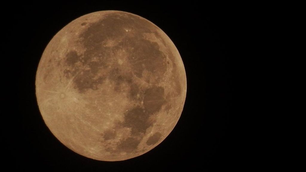 Fenomena Pink Moon yang Bersinar di Atas Langit Chili