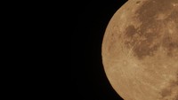 Mengutip Antara, pink moon juga disebut sebagai Purnama Paskah karena terjadi bersamaan dengan Hari Raya Paskah Minggu bagi umat Kristiani dimana puncak purnama pada hari Minggu (17/4/2022) pukul 01.54.58 WIB. ANTARA FOTO/Paramayuda.