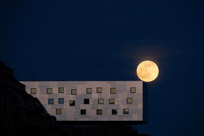 Fenomena bulan purnama merah jambu atau pink moon menghiasi langit Indonesia hingga Jerman. Pemandangannya sungguh mempesona mata. Ini fotonya