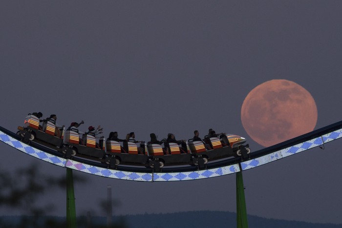 Fenomena bulan purnama merah jambu atau pink moon menghiasi langit Indonesia hingga Jerman. Pemandangannya sungguh mempesona mata. Ini fotonya