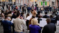 Suara-suara senjata misil hingga ledakan seakan terlupakan lewat harmoni merdu dari orkestra ini.