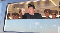 Diketahui, uji coba senjata baru Korut tersebut disaksikan langsung oleh pemimpin Korea Utara Kim Jong Un. KCNA via REUTERS.