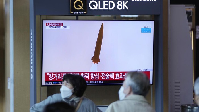 Korut uji coba sistem senjata baru yang diklaim akan tingkatkan efesiensi senjata nuklir taktisnya. Uji coba itu diketahui disaksikan langsung oleh Kim Jong Un.