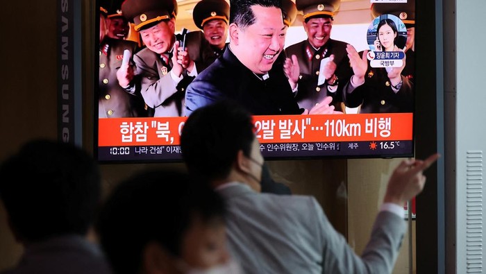 Usai Rudal Hwasong-17, Korut Uji Coba Senjata Baru Pendukung Nuklir Korut uji coba sistem senjata baru yang diklaim akan tingkatkan efesiensi senjata nuklir taktisnya. Uji coba itu diketahui disaksikan langsung oleh Kim Jong Un.