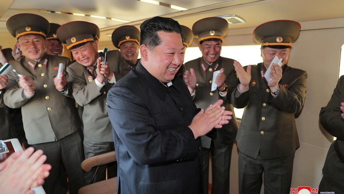 Korut uji coba sistem senjata baru yang diklaim akan tingkatkan efesiensi senjata nuklir taktisnya. Uji coba itu diketahui disaksikan langsung oleh Kim Jong Un.