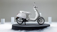 Selebihnya, Vespa x Justin Bieber ini memiliki fitur yang sama seperti yang dijual secara umum, mulai dari penggunaan velg ring 12, lampu full LED di depan dan belakang, serta layar TFT display yang bisa terhubung dengan smartphone. Foto: Dok. Piaggio