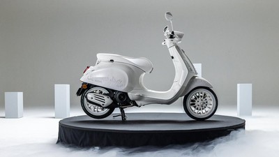 Potret Vespa Edisi Spesial Justin Bieber yang Tampil Serba Putih
