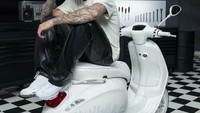 Tak hanya itu, pada bagian sisi tepong dan spakbor depan Vespa disematkan grafis kobaran api. Namun bukan mengusung warna merah, justru menggunakan kelir krom dengan tulisan Justin Bieber di belakang tepong. Foto: Dok. Piaggio