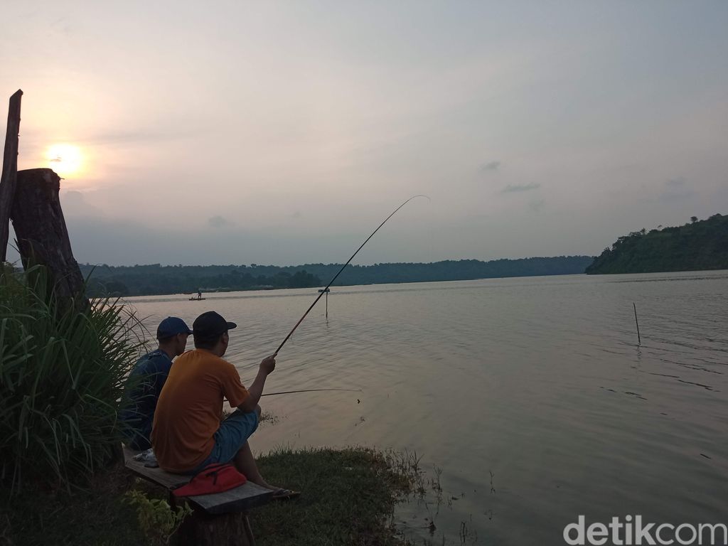 Warga memancing di Danau Setu Patok.