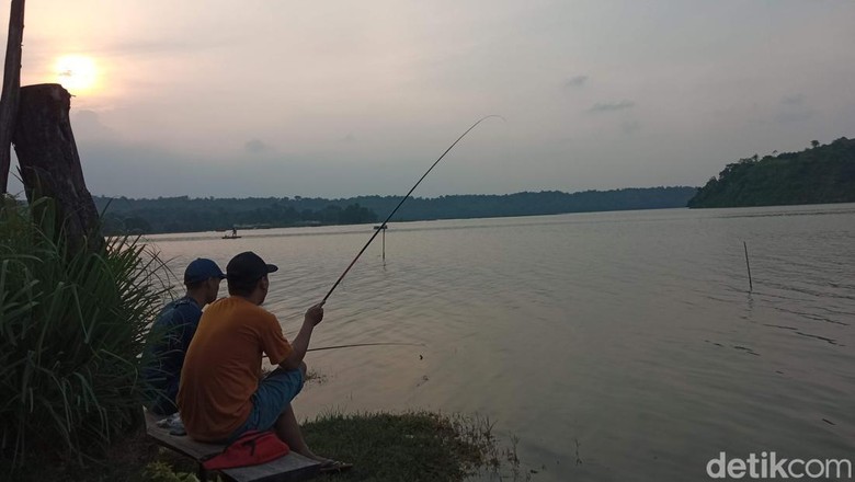 Warga memancing di Danau Setu Patok.