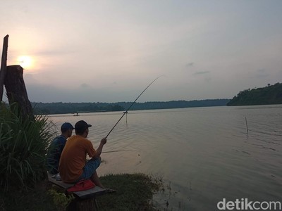 Ngabuburit Murmer di Cirebon: Danau Setu Patok